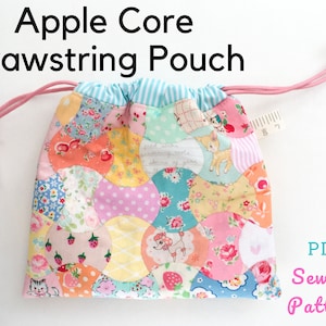 Peut inclure: Une pochette à cordon rose avec un motif patchwork présentant une variété d'imprimés floraux et animaliers. La pochette est en tissu et a un fond blanc avec des accents roses, bleus, jaunes et verts. La pochette est étiquetée "Apple Core Drawstring Pouch" et "PDF Sewing Pattern".