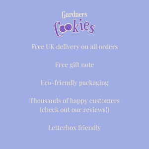以下が含まれることがあります： 「Gardners Cookies」というベーカリーの紫と白のロゴ。ロゴの下には、「イギリス全土への無料配送」、「無料ギフトメッセージ」、「環境に優しいパッケージ」、「何千人もの満足したお客様（レビューをご覧ください！）」、「ポスト投函可能」というテキストが白で書かれています。