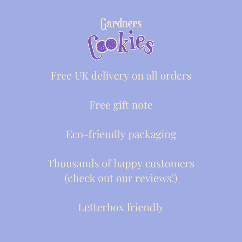 以下が含まれることがあります： 「Gardners Cookies」というベーカリーの紫と白のロゴ。ロゴの下には、「イギリス全土への無料配送」、「無料ギフトメッセージ」、「環境に優しいパッケージ」、「何千人もの満足したお客様（レビューをご覧ください！）」、「ポスト投函可能」というテキストが白で書かれています。