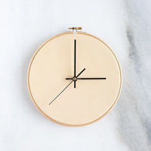 8.7in/22cm Leather wall clock Pearly cream. M size Minimalist. Scandinavian design. Home gift. Wall decor. Modern clock. Sustainable image 4