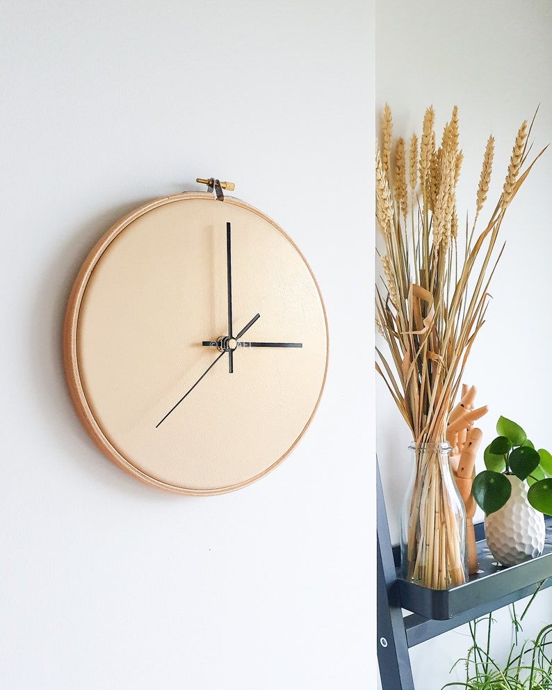8.7in/22cm Leather wall clock Pearly cream. M size Minimalist. Scandinavian design. Home gift. Wall decor. Modern clock. Sustainable image 3