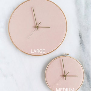 22 cm / 8,7 pouces Horloge murale en cuir Rose pâle. Taille M Minimaliste. Design scandinave. Cadeau pour la maison. Décoration murale. Horloge moderne. Décoration d'intérieur pastel image 7