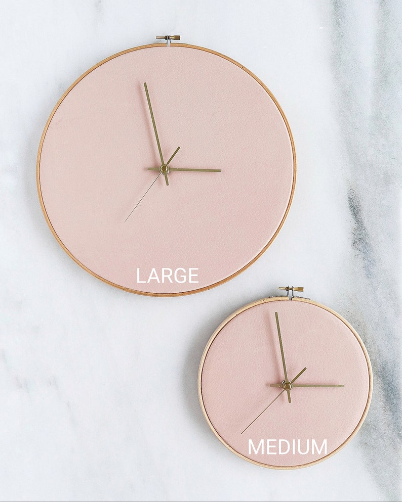 22 cm / 8,7 pouces Horloge murale en cuir Rose pâle. Taille M Minimaliste. Design scandinave. Cadeau pour la maison. Décoration murale. Horloge moderne. Décoration d'intérieur pastel image 7