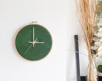 8.7in/22cm - Leather wall clock - Emerald green. M size - Minimalist. Scandinavian design. Home gift. Wall decor. Nordic decoration