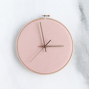 22 cm / 8,7 pouces Horloge murale en cuir Rose pâle. Taille M Minimaliste. Design scandinave. Cadeau pour la maison. Décoration murale. Horloge moderne. Décoration d'intérieur pastel image 1