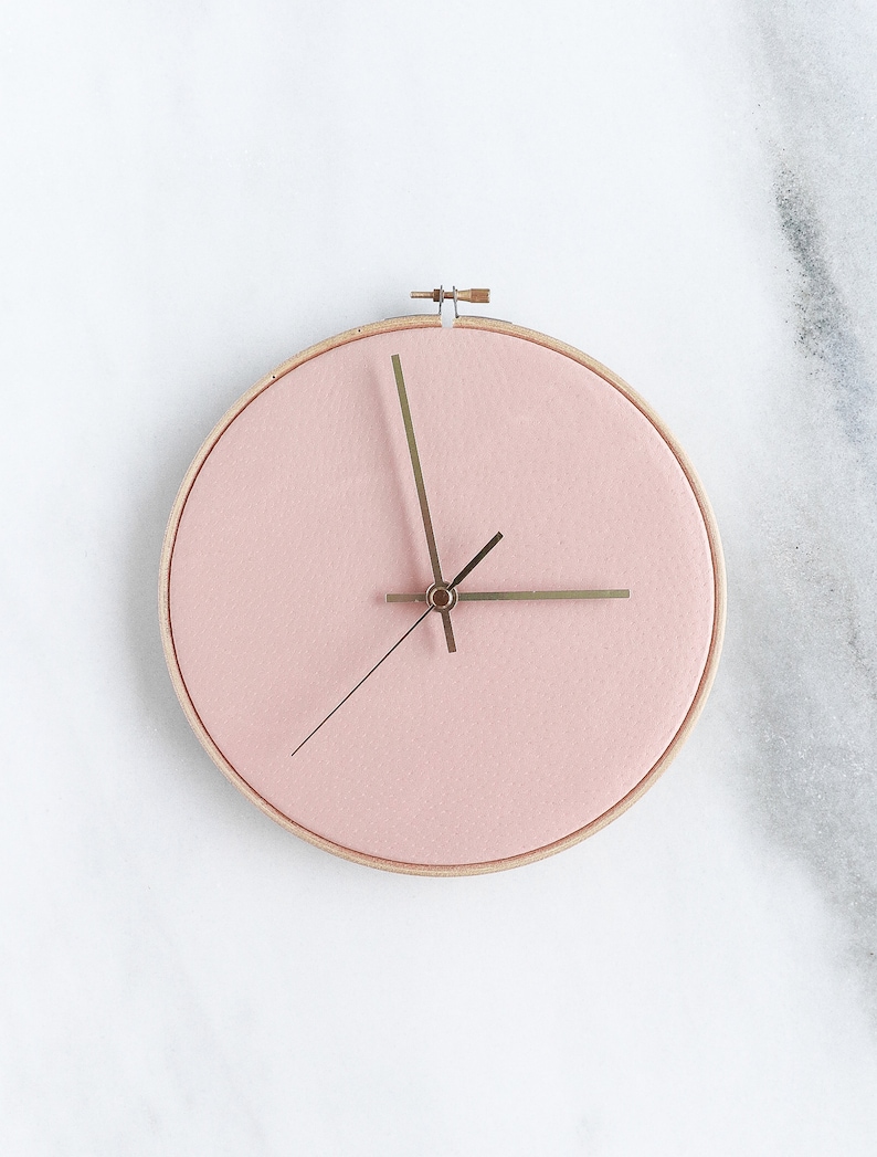 22 cm / 8,7 pouces Horloge murale en cuir Rose pâle. Taille M Minimaliste. Design scandinave. Cadeau pour la maison. Décoration murale. Horloge moderne. Décoration d'intérieur pastel image 1