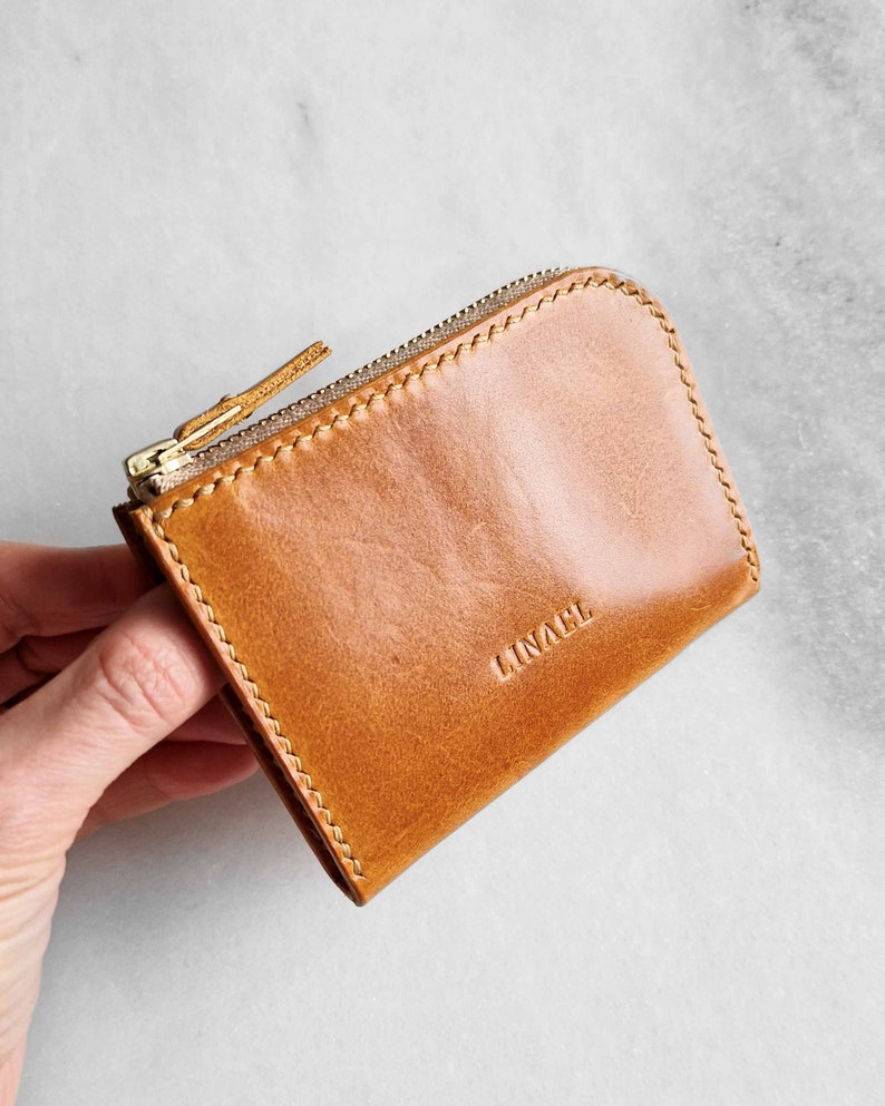 Compact zipper wallet Premium Italian Leather. Handmade Small Travel wallet. Minimalist pouch. Vegtan. Saddle stitched Leather cardholder Hazelnut