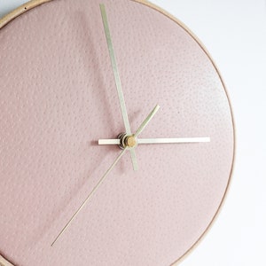 22 cm / 8,7 pouces Horloge murale en cuir Rose pâle. Taille M Minimaliste. Design scandinave. Cadeau pour la maison. Décoration murale. Horloge moderne. Décoration d'intérieur pastel image 5