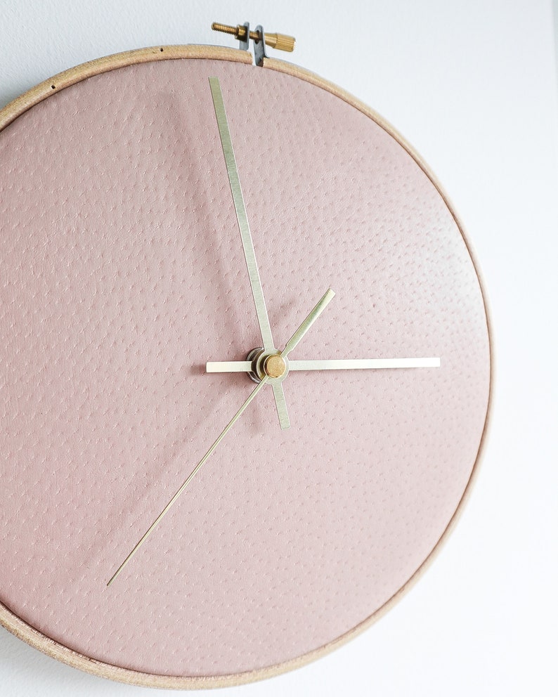 22 cm / 8,7 pouces Horloge murale en cuir Rose pâle. Taille M Minimaliste. Design scandinave. Cadeau pour la maison. Décoration murale. Horloge moderne. Décoration d'intérieur pastel image 5