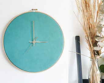 32 cm/12,6 po. - Horloge murale en cuir - Turquoise vibrante - Taille L - Minimaliste. Design scandinave. Cadeau d'anniversaire. Horloge unique. Décoration nordique