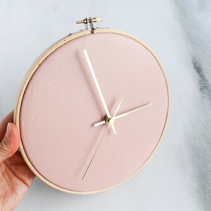 22 cm / 8,7 pouces Horloge murale en cuir Rose pâle. Taille M Minimaliste. Design scandinave. Cadeau pour la maison. Décoration murale. Horloge moderne. Décoration d'intérieur pastel image 3