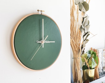 8.7in/22cm - Leather wall clock - Moss green color - M size - Minimalist. Scandinavian design. Home gift. Wall decor. Nordic decoration