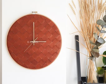 12.6in/32cm - Horloge murale en cuir tissé à la main - Taille L marron cognac. Minimaliste. Scandinave. Cadeau unique. Décoration de luxe. Conception durable