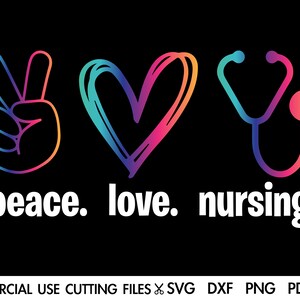 K&ouml;nnte beinhalten: Peace, Love und Nursing Grafikdesign mit einem Peace-Zeichen, einem Herzen und einem Stethoskop in Regenbogenfarben. Der Text ist wei&szlig; und lautet "peace. love. nursing."