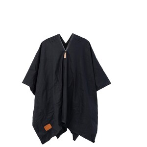 Puede incluir: Un poncho negro con cierre de cremallera y un parche de cuero marr&oacute;n.