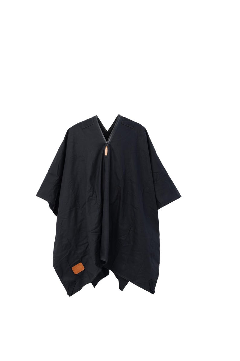 Puede incluir: Un poncho negro con cierre de cremallera y un parche de cuero marr&oacute;n.