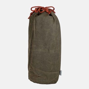 Puede incluir: Una bolsa de lona marr&oacute;n con cord&oacute;n de ajuste rojo. La bolsa est&aacute; vac&iacute;a y tiene una peque&ntilde;a etiqueta en el lateral.