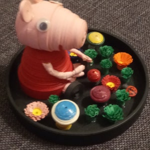 Peppa pig quilled en jardín con flores y setas - Figuras diminutas hechas a mano - Decoración del hogar - Adorno de papel quilled - Barniz de brillo sedoso
