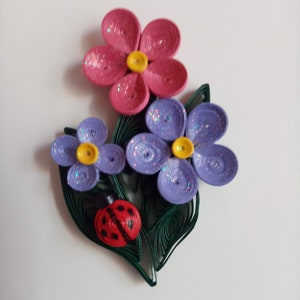 Magnete frigde Quilled - Piccolo fiore primaverile fatto a mano - Coccinella - Regalo - Arredamento cucina domestica - Ornamento di carta Quilling - Vernice lucida glitterata