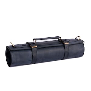 Peut inclure: Un sac enroulable en cuir noir avec une poignée et des boucles en laiton. Le sac est conçu pour contenir et protéger les couteaux.