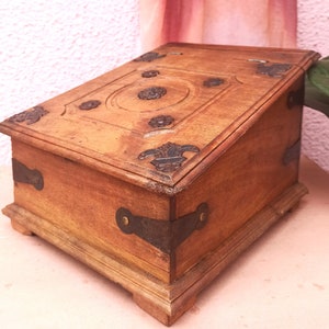 Vintage Indian box | Wooden trinket box |Brass Floral treasure storage | Indian sandook | Old wooden storage box from 1950s