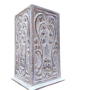 Puede incluir: Un pilar decorativo cuadrado de madera blanquecina con intrincados patrones florales tallados. El pilar tiene un acabado envejecido, lo que le da un aspecto vintage o antiguo. El diseño es simétrico y detallado.