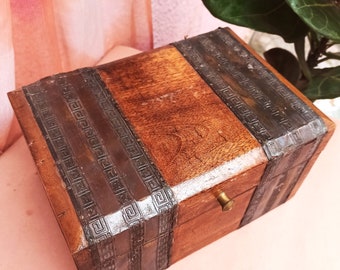 Joyero indio vintage de madera con tiras de metal talladas