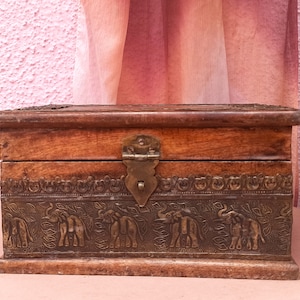 Caja de madera de teca india antigua de hallazgo raro con tallas de elefante Borde de metal tallado
