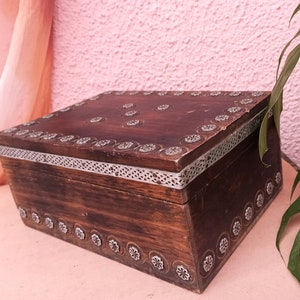 Caja del tesoro de madera vintage con motivos tallados en metal/caja de baratija real india tradicional