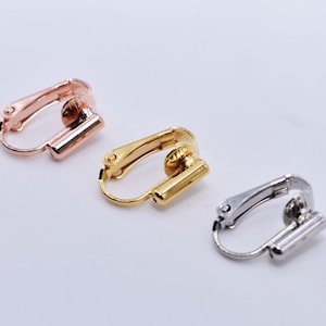 Puede incluir: Tres clips para pendientes en oro, oro rosa y plata. Los clips están diseñados para sujetar los pendientes en su lugar.