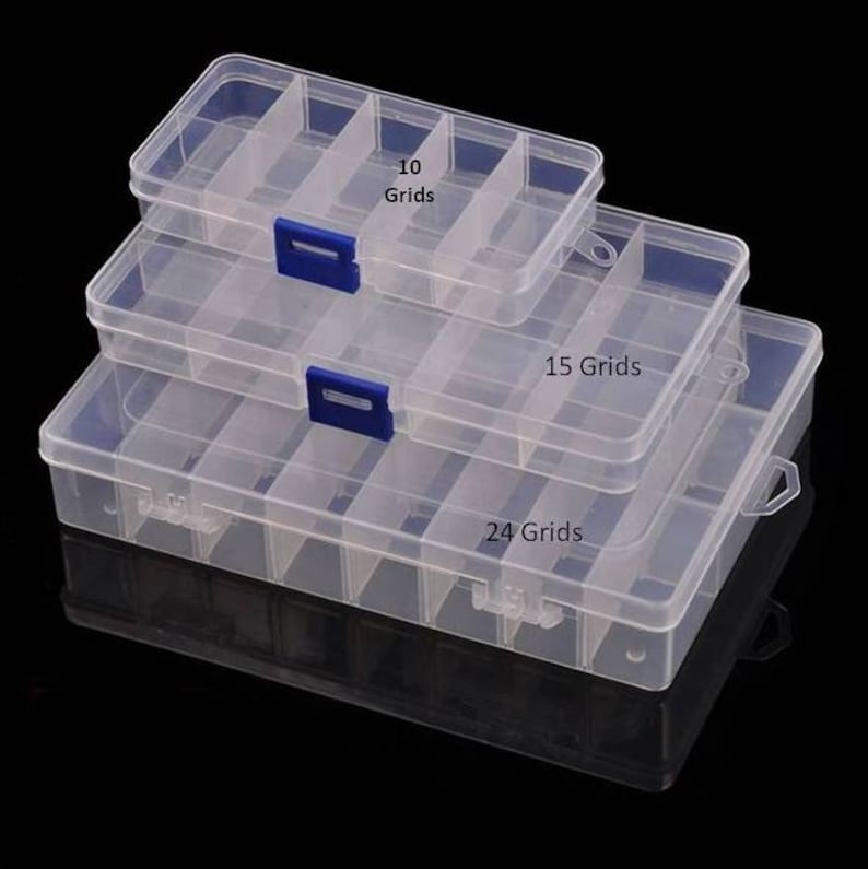K&ouml;nnte beinhalten: Drei transparente Kunststoff-Aufbewahrungsboxen mit blauen Griffen. Die Boxen sind &uuml;bereinander gestapelt. Die obere Box hat 10 F&auml;cher, die mittlere Box hat 15 F&auml;cher und die untere Box hat 24 F&auml;cher.