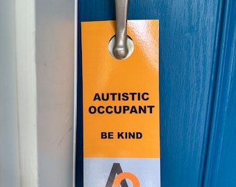 Sea amable colgador de puerta