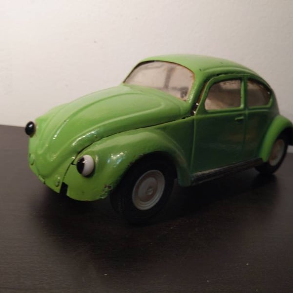 Zabytkowy Garbus TONKA VW Beetle: Zielony samochód z tłoczonej stali z lat 60.