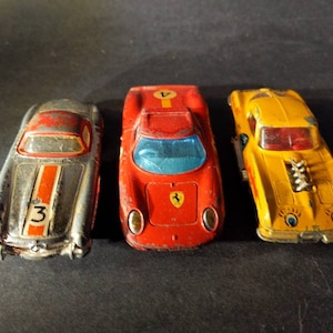 Lot vintage de 3 voitures de course Corgi en métal (Mercedes 300SL argent - Corvette Stingray jaune - Ferrari Berlinetta rouge)