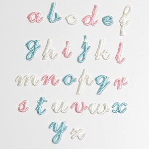 26 pequenos patches bordados de letras, adesivos de alfabeto bordados, patch autoadesivo para passar a ferro / costurar patches de apliques de alfabeto