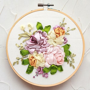 大きなバラの花のリボン刺繍キット、春の花のリボンの針仕事のフープの工芸キット、初心者の刺繍用品のハンドクラフトキット - 11インチ