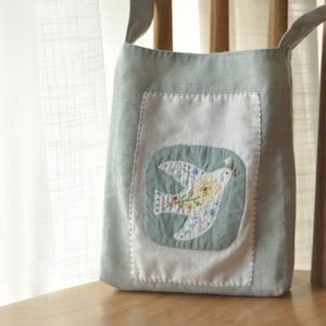 Friedenstaube und Blume bestickter Stoffbeutel, handgemachte Crossbody-Tasche und Einkaufstasche, handbestickte grüne Baumwollstofftasche