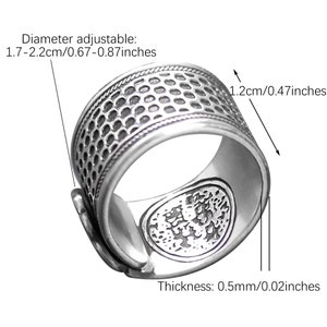 Puede incluir: Anillo de dedal de plata con un dise&ntilde;o texturizado. El anillo es ajustable y tiene un di&aacute;metro de 1,7-2,2 cm. El anillo tiene un grosor de 0,5 mm.