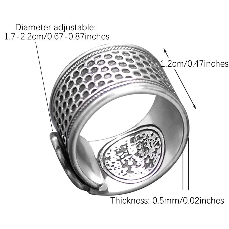 Puede incluir: Anillo de dedal de plata con un dise&ntilde;o texturizado. El anillo es ajustable y tiene un di&aacute;metro de 1,7-2,2 cm. El anillo tiene un grosor de 0,5 mm.