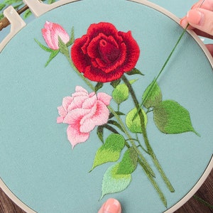 手刺繍ローズフラワーキット、熟練者向け刺繍キット、大人向けクラフトキット、中級モダン刺繍パターン - 8インチ