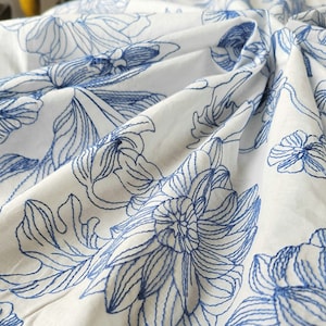Zuivere 100% witte katoenen stof geborduurd met grote blauwe bloemen, lichte stoffen voor zomerkleding/kussens/kussens/gordijnen/tafelkleed
