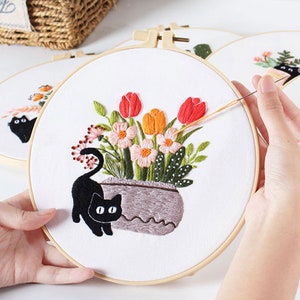 初心者向け猫と明るい花の刺繍キット、チューリップ、サボテン、デイジー、黒猫の刺繍パターン、手刺繍飾りキット - 8インチ