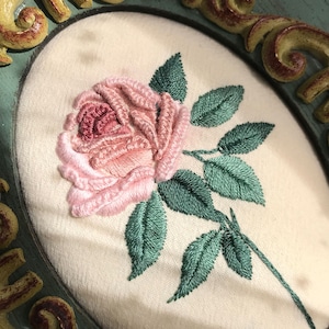 初心者向け手刺繍ピンクローズキット、3Dフラワー刺繍、花刺繍プロジェクト、彼女へのギフト、DIYキットまたは完成品 - 6インチ