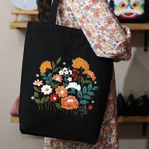 Handstickerei Wildblumen Canvas Bag Kit, Moderne Blumen Stickerei Tragetasche Kit für Anfänger, DIY Handarbeiten Kit für Erwachsene