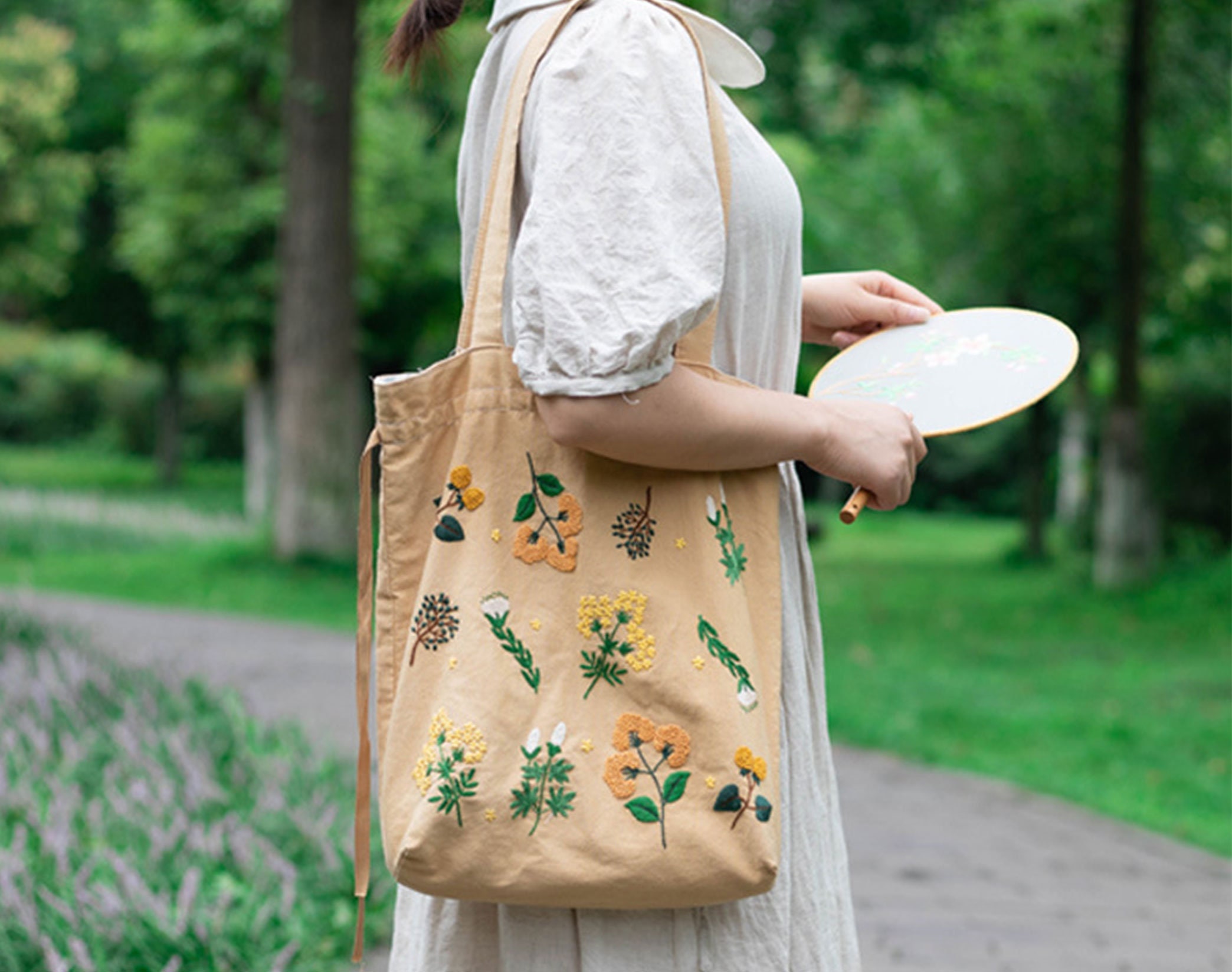花柄刺繍ハンドバッグ　ハンドメイド ZARA - 刺繍、ハンドバッグ、トートバッグ、花柄刺繍