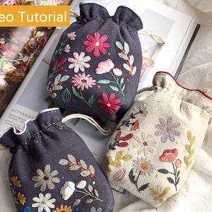 Kit per cucire borse piccole con ricamo a mano di fiori, kit per borse con coulisse per tazze da tè con ricamo floreale, astuccio per gioielli fai da te, tasca per tazze da tè, kit per imparare il ricamo
