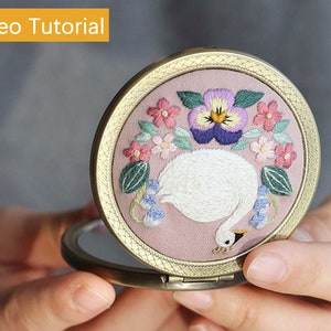 Weißer Schwan und Stiefmütterchen Make-up Spiegel Kit, Blumen Stickerei Kit für Anfänger, Handstickerei Taschenspiegel, Geschenkidee