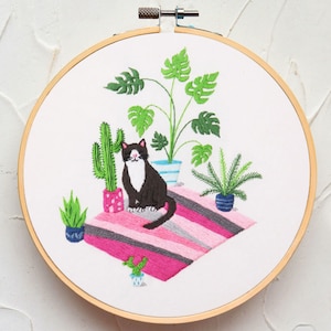 黒猫と花の手刺繍キット、初心者向けの簡単なDIY刺繍植物/動物パターン、猫好きへのギフト-8インチ