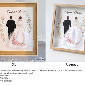 Pu&ograve; includere: Un ricamo incorniciato di una sposa e uno sposo con il testo "Together Forever". La cornice &egrave; in legno e ha una finitura marrone chiaro. Il ricamo &egrave; realizzato con filo bianco con fiori rosa e gialli. La cornice misura 23,5 cm per 28,5 cm.