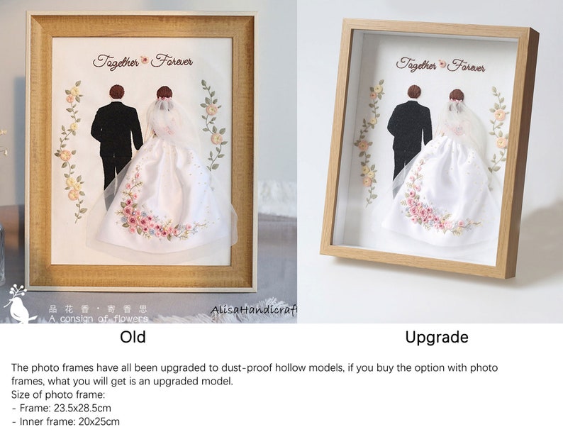 Pu&ograve; includere: Un ricamo incorniciato di una sposa e uno sposo con il testo "Together Forever". La cornice &egrave; in legno e ha una finitura marrone chiaro. Il ricamo &egrave; realizzato con filo bianco con fiori rosa e gialli. La cornice misura 23,5 cm per 28,5 cm.